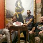 Julio, Antonio y Suso, frente a un retrato de Cayetana de Alba, en su restaurante de Piedrahíta.