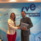 La presidenta de la CVE, Ángela de Miguel y el decano, Javier Garicano.-E.M.