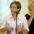 La alcaldesa de Madrid, Manuela Carmena, y la nueva portavoz del PSOE en el ayuntamiento, Purificación Causapié, este jueves, 6 de agosto.-JOSE LUIS ROCA