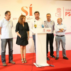 El alcalde de Valladolid, Óscar Puente, junto a su equipo de gobierno comparece después de los resultados.-ICAL