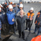 El presidente ruso, Vladimir Putin (centro) conversa con varios obreros durante la visita a las obras de construcción del puente de Crimea sobre el estrecho de Kerch, el pasado marzo.-YURI KOCHETKOV (EFE)