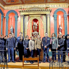 Alumnos del programa de formación y empleo posan junto al edil de Turismo (3º izq) en la capilla-Santiago G. del Campo
