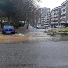 La calle Arado, ayer por la mañana, cuando llegaron los servicios de Aguas de Valladolid.-TWITTER DE AQUAVALL