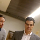 Pablo Iglesias y Pedro Sánchez, durante la reunión que mantuvieron el pasado 5 de febrero.-JOSÉ LUIS ROCA