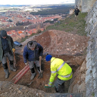 Varios operarios trabajan en una de las catas realizadas en el perímetro, con el alcalde de Peñafiel, Roberto Díez, al fondo.-L.G.E.