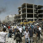 Sirios observan la destrucción tras el doble ataque en Qameshli, el 27 de julio.-AFP / DELIL SOULEIMAN