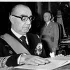 El presidente del Gobierno franquista, Luis Carrero Blanco, delante de Franco.-
