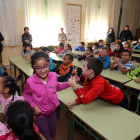 La ganadora del premio del concurso escolar de la Fundación Laboral de la Construcción, Leslie Valeria Arrayaza, recibe la felicitación de sus compañeros-ICAL