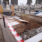 Comienzos de la exhumación de la tercera fosa común en el Cementerio del Carmen de Valladolid, cuyos trabajos de investigación durarán dos meses. JULIO DEL OLMO