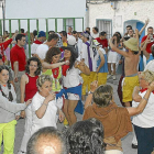 Varios vecinos disfrutan de las fiestas patronales en honor a Santiago Apóstol en Alcazarán-El Mundo