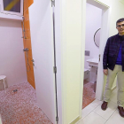 El párroco Luis Miguel Rojo junto con dos de los aseos del centro de higiene de La Milagrosa.-J.M.LOSTAU