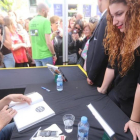 Jordi Cruz, firmando libros en Sant Jordi.-DANNY CAMINAL