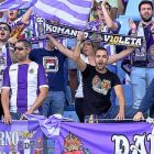 Los seguidores del Real Valladolid siguen dando la cara. Tras el anterior desplazamiento a Sevilla tocaba otro viaje larguísimo pero la Federación de Peñas se volcó de nuevo en su afán de apoyar a los jugadores en un partido de tanta trascendencia.-PHOTO-DEPORTE