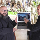 Nacho Frontela y Javier Reinhard muestran la aplicación para recorrer espacios naturales.-MANUEL BRÁGIMO