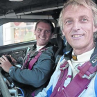Albert Rivera y Jesús Calleja, en el coche en el que corrieron el rali.-MEDIASET