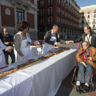 León de la Riva reparte a los ciudadanos el dulce en homenaje a San Pedro Regalado-El Mundo