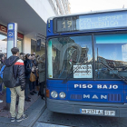 Un autobusero asignado a los servicios mínimos recoge a los usuarios en la Plaza de España.-MIGUEL ÁNGEL SANTOS