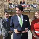 El consejero, Juan Carlos Suárez Quiñones, junto con la alcaldesa de Garray, María José Jiménez, a la derecha, ayer frente al Ayuntamiento.-V. G.