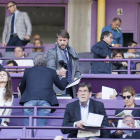 Carlos Suárez saluda a una persona en el palco del Real Valladolid antes de un partido-José C. Castillo