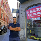 Rubén Domínguez a las puertas de su establecimiento en la calle Jesús.-PABLO REQUEJO