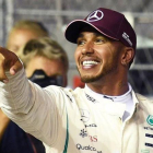 El británico Lewis Hamilton (Mercedes) celebra, en Singapur, su séptima pole de la temporada.-MANAN VATSYAYANA (AFP)