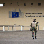 Dos militares patrullan en los alrededores del Parlamento Europeo, este lunes en Bruselas.-Foto: AP / VIRGINIA MAYO