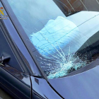El BMW con  restos del impacto y sin retrovisor cuando fue detenido el agente.-GUARDIA CIVIL