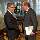El ministro de Energía, Álvaro Nadal, y el presidente de la Junta, Juan Vicente Herrera, en un momento del encuentro en el Ministerio-ICAL