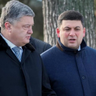 El presidente ucraniano, Petró Poroshenko, habla con el primer ministro, Vladímir Groysman, en un acto oficial celebrado en Kiev, este miércoles.-GLEB GARANICH