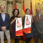El alcalde de Valladolid, Francisco Javier León de la Riva (d), presenta el desfile de los diseñadores Pablo Merino (i)y Mayaya Cebrián (2d) con la colección de ropa 'up-town'. Les acompaña en la imagen, Mercedes Cantalapiedra (2i)-Ical