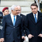 El primer ministro israelí Binyamin Netanyahu recibe a su homólogo brasileño, Jair Bolsonaro, en el aeropuerto de Tel Aviv.-JACK GUEZ (AFP)