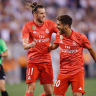 Bale (i) y Asensio celebran uno de los goles ante la Roma.-KENA BETANCUR (EFE)