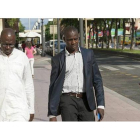 Ibrahim Sylla (derecha), hermano del mantero fallecido en Salou, a su entrada en los juzgados de Tarragona.-Foto:  XAVI MOLINER