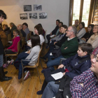 Los asistentes al acto observan la teatralización en la Casa Cervantes-Pablo Requejo