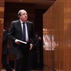 El presidente de la Junta, Juan Vicente Herrera, sube al atril para informar en Pleno sobre la Conferencia de Presidentes.-ICAL