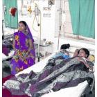 Algunas de las víctimas de la esterilización en Chhattisgarh, en el 2014, hospitalizadas.-AP