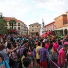 Asistentes al chupinazo en la Plaza Mayor de Medina de Rioseco.-El Mundo