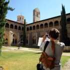 Turista en el claustro del Monasterio de Santa María de Valbuena.-MIRIAM CHACÓN / ICAL