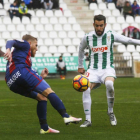 Antoñito se hace con el control del balón durante un enfrentamiento ante el Huesca.-LFP