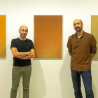 Nico Munuera y José Guerrero, ayer en el Patio Herreriano, junto a tres obras del primero.-V. H. ALONSO