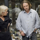Helen Mirren y Russell Crowe, en una escena de la película 'La sombra del poder'.-