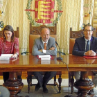 Cristina Vidal, Francisco Javier León de la Riva y Eduardo Carazo en la firma del convenio-El Mundo