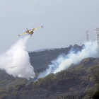 Un hidroavión ayuda en las labores de extinción del fuego de Fermoselle.-ICAL
