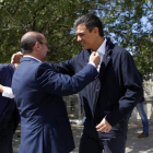 Lambán y Pedro Sánchez se saludan en una visita de este último a Zaragoza-EL PERIÓDICO