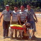 Los propietarios de Speed, con la Copa de campeón de España de galgos en recta.-LEONARDO DE LA FUENTE