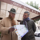 Dos turistas miran un mapa de la ciudad en Valladolid.-P. REQUEJO