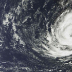 Foto captada por satélite en el que se aprecia el Ophelia sobre el Atlántico en su ruta hacia Irlanda.-EL PERIÓDICO
