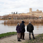 Un grupo de personas observa el río Duero a su paso por Zamora, al fondo, la catedral.-ICAL