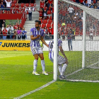 Álex Pérez y Balbi no pueden impedir que el balón entre en la portería en la jugada del definitivo 2-2-PHOTO-DEPORTE