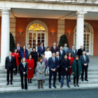El presidente del gobierno, Pedro Sánchez (C), posa con su nuevo gabinete de ministros en el Palacio de la Moncloa antes del primer Consejo de Ministros celebrado este martes.-EFE